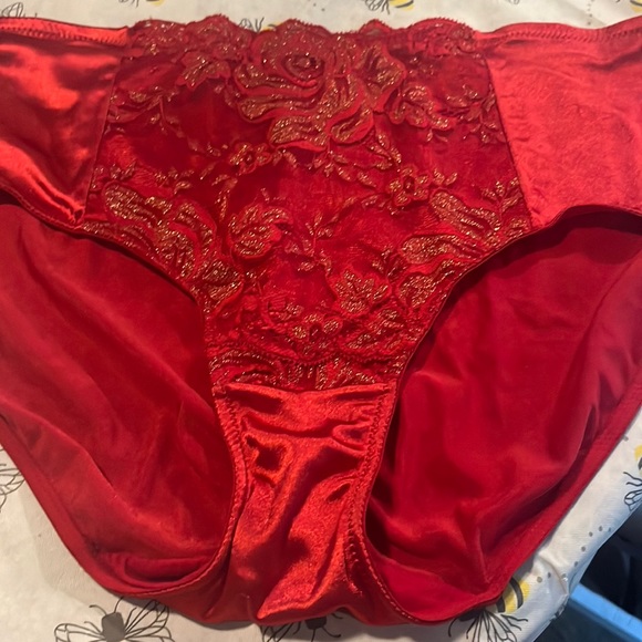 Cacique Intimates & Sleepwear Cacique Red Lace Front With Gathered